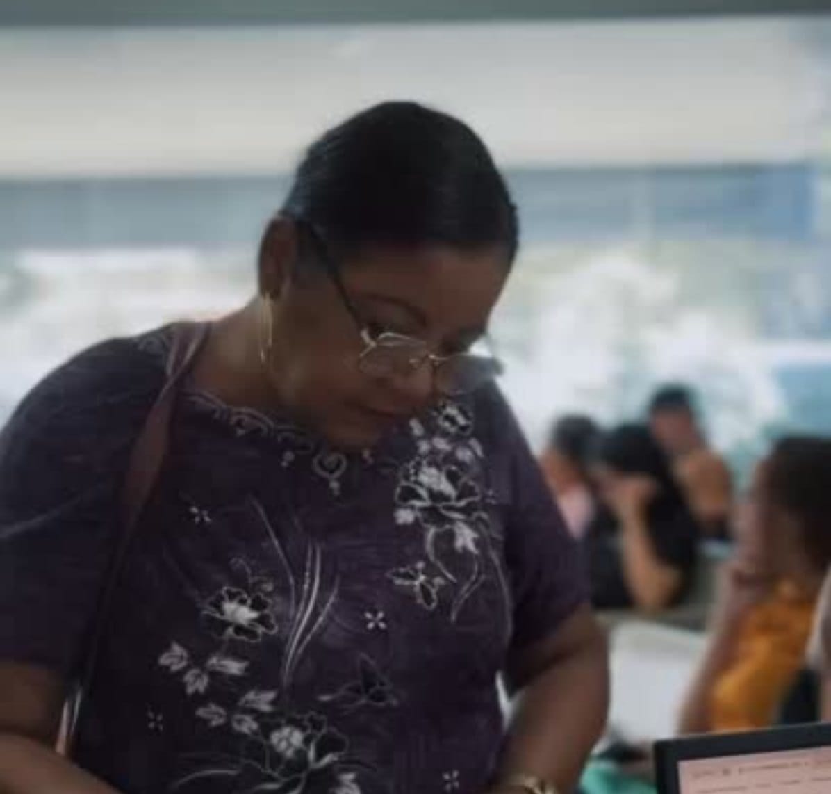 Paciente sendo atendida na recepção