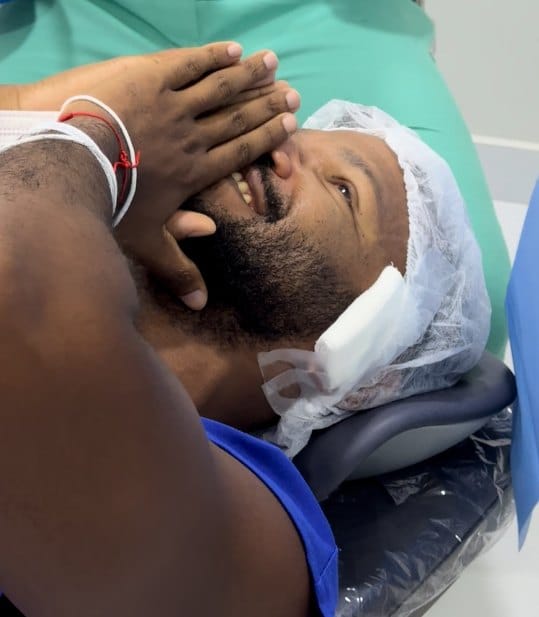 Paciente sorrindo após cirurgia ocular